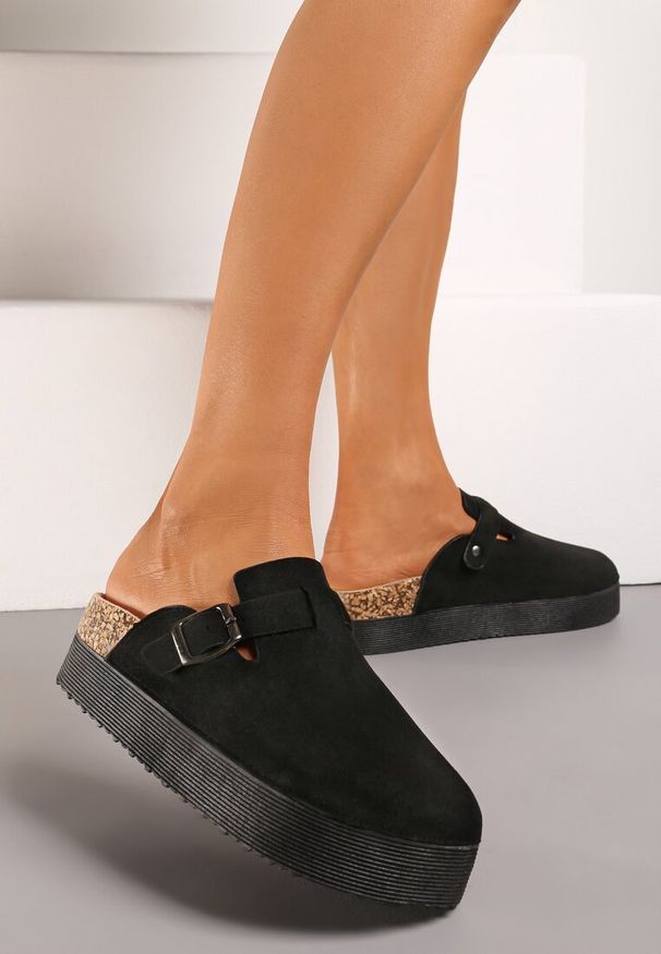 Born2be - Czarne Klapki z Ekozamszu na Platformie z Ozdobnym Paskiem z Klamrą Daponi. Okazja: na spacer. Kolor: czarny. Materiał: jeans. Sezon: lato. Obcas: na platformie. Styl: elegancki
