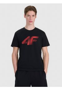 4f - T-shirt regular z nadrukiem męski - czarny. Okazja: na co dzień. Kolor: czarny. Materiał: bawełna, jersey, dzianina. Długość rękawa: krótki rękaw. Długość: krótkie. Wzór: nadruk. Styl: sportowy, casual, klasyczny