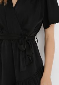 Born2be - Czarna Sukienka Pereira. Typ kołnierza: dekolt w serek. Kolor: czarny. Materiał: tkanina, materiał. Wzór: gładki, aplikacja. Typ sukienki: kopertowe. Długość: mini #5