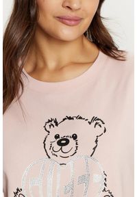Guess - GUESS Różowy t-shirt damski Bear Boxy. Kolor: różowy