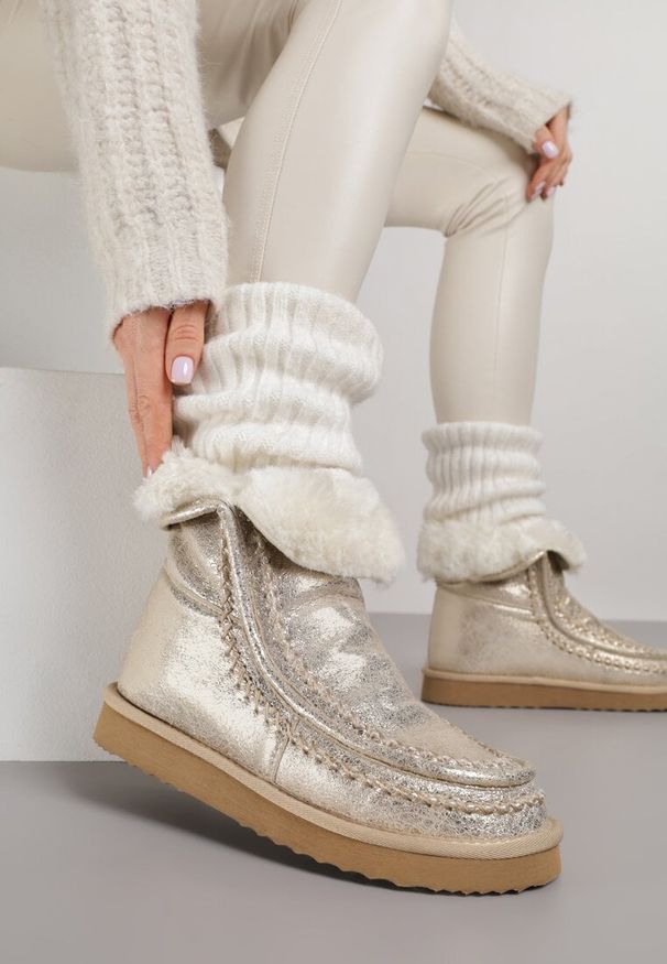 Renee - Złote Metaliczne Śniegowce Wsuwane Zdobione Futerkiem Vetirene. Okazja: na co dzień. Zapięcie: bez zapięcia. Kolor: złoty. Materiał: futro. Wzór: aplikacja. Styl: casual