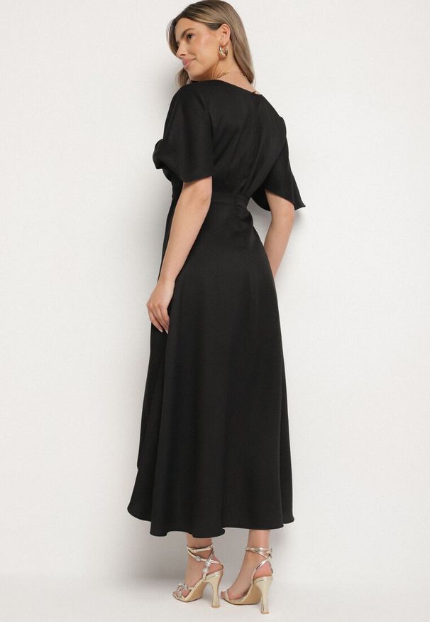 Born2be - Czarna Koktajlowa Sukienka Vices o Asymetrycznym Kroju z Falbanką Finexia. Okazja: na ślub cywilny, na wesele, na imprezę. Kolor: czarny. Wzór: aplikacja. Typ sukienki: asymetryczne. Styl: wizytowy