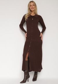 Born2be - Brązowa Wiskozowa Sukienka Sweterkowa z Guzikami i Kołnierzykiem Delarria. Okazja: na co dzień. Kolor: brązowy. Materiał: wiskoza. Styl: casual, klasyczny, elegancki. Długość: midi