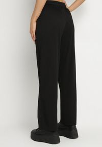 Born2be - Czarne Spodnie Dresowe z Gumką w Pasie i Szeroką Nogawką Mironia. Okazja: na co dzień. Kolor: czarny. Materiał: dresówka. Styl: elegancki, casual #4