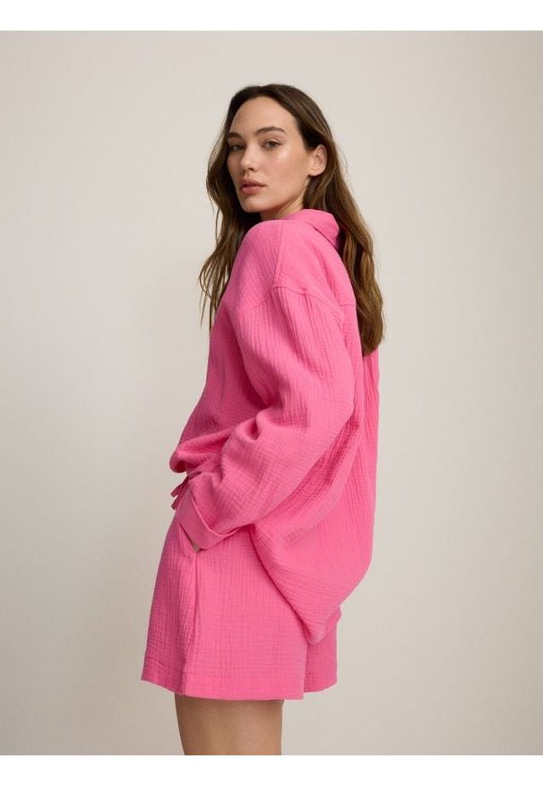 Reserved - Szorty z bawełnianego muślinu - intensywny róż. Kolor: różowy. Materiał: bawełna