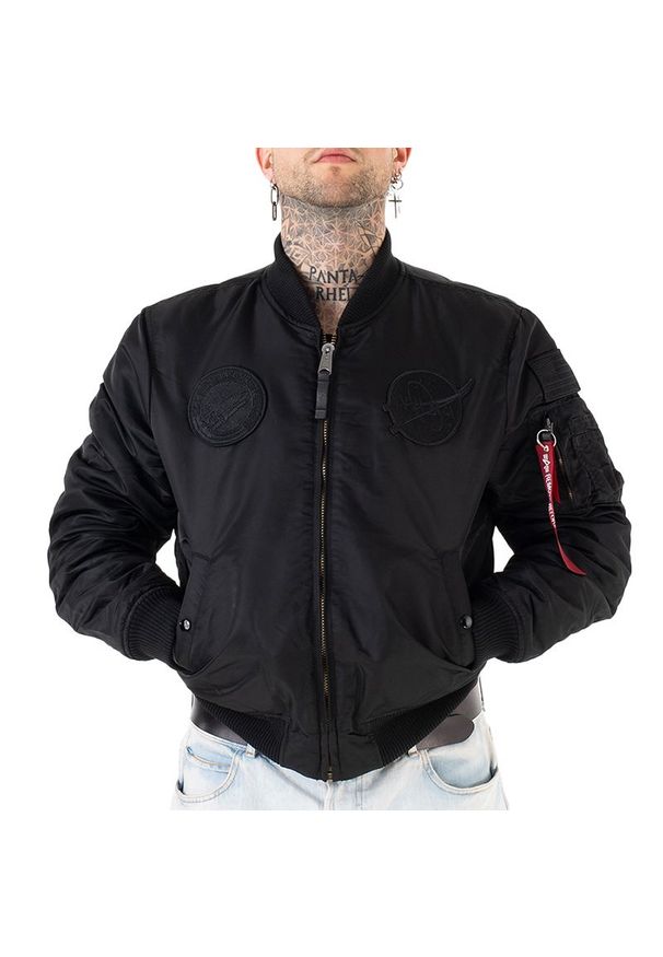 Kurtka Alpha Industries MA-1 VF NASA Bomber 166107404 - czarna. Kolor: czarny. Materiał: nylon, materiał, poliester. Wzór: aplikacja. Styl: klasyczny