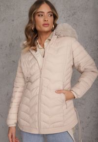Renee - Jasnobeżowa Przejściowa Kurtka z Pikowaniem Bocznymi Ściągaczami i Kapturem Fezizia. Okazja: na co dzień. Kolor: beżowy. Materiał: futro, poliester, jeans. Styl: casual, elegancki #1