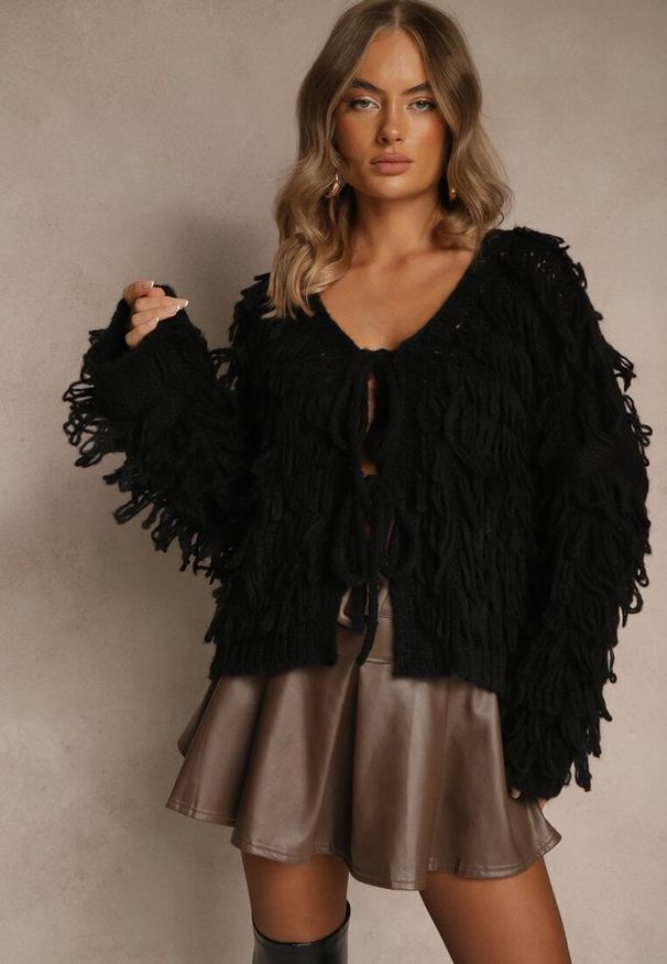 Renee - Czarny Kardigan z Wiązaniem i Frędzlami z Domieszką Wełny i Wiskozy Tiseana. Okazja: na co dzień. Typ kołnierza: dekolt w serek. Kolor: czarny. Materiał: wełna, wiskoza. Styl: casual