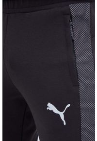 Puma spodnie treningowe Evostripe kolor czarny z nadrukiem. Kolor: czarny. Materiał: skóra, materiał. Wzór: nadruk #3