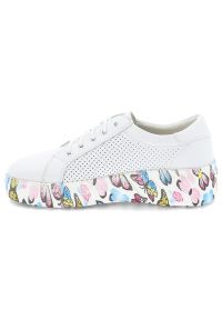 Białe Sneakersy Artiker Modne Obuwie Damskie Z Kolorową Podeszwą. Okazja: na co dzień. Kolor: biały. Materiał: materiał. Szerokość cholewki: normalna. Wzór: kolorowy #5