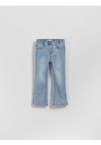 Reserved - Elastyczne jeansy flare - niebieski. Kolor: niebieski. Materiał: jeans. Wzór: gładki #1