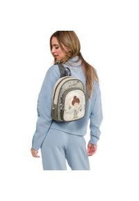 Plecak damski Anekke, z dekoracyjnym nadrukiem i metalowym logo zapinany na zamek z wygodną rączką regulowanymi szelkami oraz ozdobnym brelokiem, sza. Kolor: szary. Materiał: materiał. Wzór: nadruk. Styl: casual, elegancki #9