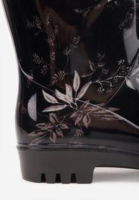 Renee - Czarne Wsuwane Kalosze z Kwiatowym Wzorem i Bieżnikiem na Podeszwie Diomassa. Okazja: na co dzień. Zapięcie: bez zapięcia. Kolor: czarny. Materiał: jeans. Szerokość cholewki: normalna. Wzór: kwiaty. Styl: casual #4