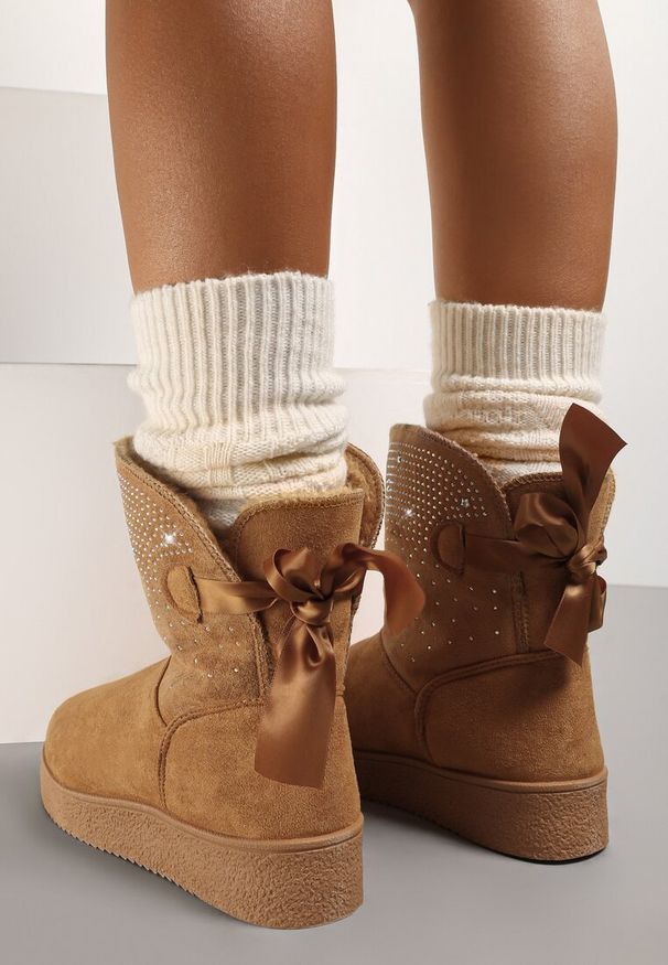 Renee - Camelowe Śniegowce Susitna. Wysokość cholewki: przed kolano. Nosek buta: okrągły. Zapięcie: bez zapięcia. Materiał: satyna, materiał, futro. Szerokość cholewki: normalna. Wzór: aplikacja. Sezon: zima. Styl: glamour