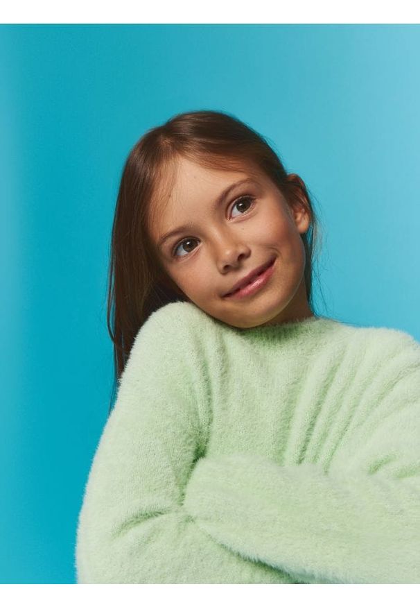 Reserved - Puszysty sweter - jasnozielony. Kolekcja: plus size. Kolor: zielony. Materiał: dzianina