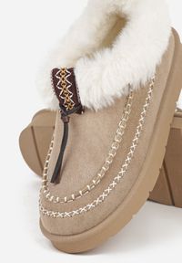 Renee - Ciemnobeżowe Śniegowce na Platformie Ozdobione Haftem i Futerkiem Linedis. Okazja: na co dzień. Kolor: beżowy. Materiał: futro. Wzór: haft, aplikacja. Obcas: na platformie. Styl: casual, elegancki #4