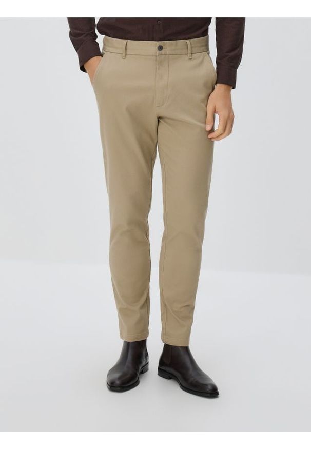Reserved - Bawełniane spodnie slim fit - beżowy. Kolor: beżowy. Materiał: bawełna
