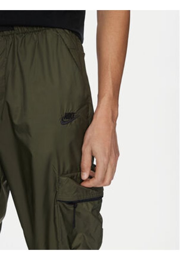 Nike Spodnie dresowe FB7911 Khaki Regular Fit. Kolor: brązowy. Materiał: syntetyk