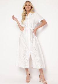 Born2be - Biała Ażurowa Sukienka z Bawełny Zapinana na Guziki z Materiałowym Paskiem Dimosa. Kolor: biały. Materiał: bawełna, materiał. Długość rękawa: krótki rękaw. Wzór: ażurowy. Styl: boho #3
