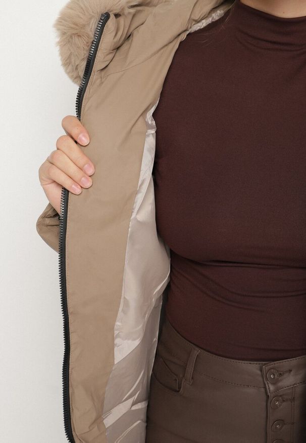 Born2be - Brązowa Taliowana Kurtka z Pikowanymi Przeszyciami i Kapturem z Futrem Avileria. Okazja: na co dzień, na spacer. Kolekcja: plus size. Kolor: brązowy. Materiał: futro. Styl: casual