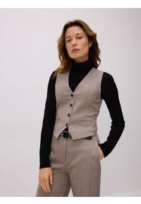 Reserved - Kamizelka w jodełkę - brązowy. Kolor: brązowy. Materiał: dzianina. Wzór: jodełka #1