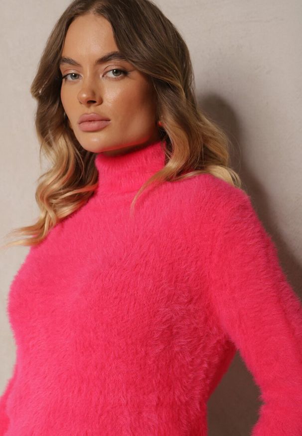 Renee - Różowy Casualowy Golf z Wełną Nomilae. Okazja: na co dzień. Typ kołnierza: golf. Kolor: różowy. Materiał: wełna. Styl: casual