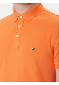 TOMMY HILFIGER - Tommy Hilfiger Polo 1985 MW0MW17771 Pomarańczowy Slim Fit. Typ kołnierza: polo. Kolor: pomarańczowy. Materiał: bawełna #2