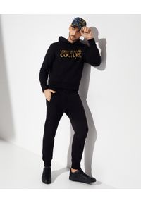 Versace Jeans Couture - VERSACE JEANS COUTURE - Czarna bluza z kapturem z logo. Okazja: na co dzień. Typ kołnierza: kaptur. Kolor: czarny. Materiał: bawełna. Długość rękawa: długi rękaw. Długość: długie. Wzór: aplikacja. Styl: casual #4