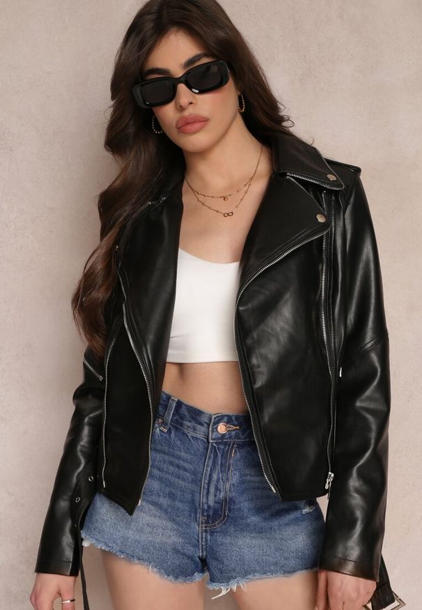 Renee - Czarna Kurtka Ramoneska z Asymetrycznym Suwakiem i Paskiem ze Sprzączką Brennis. Okazja: na co dzień. Kolor: czarny. Materiał: skóra. Styl: casual, klasyczny