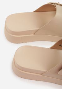 Born2be - Beżowe Klapki na Grubej Podeszwie z Dwoma Klamrami Xenienne. Okazja: na co dzień. Kolor: beżowy. Materiał: jeans. Wzór: ażurowy. Styl: casual, klasyczny #6