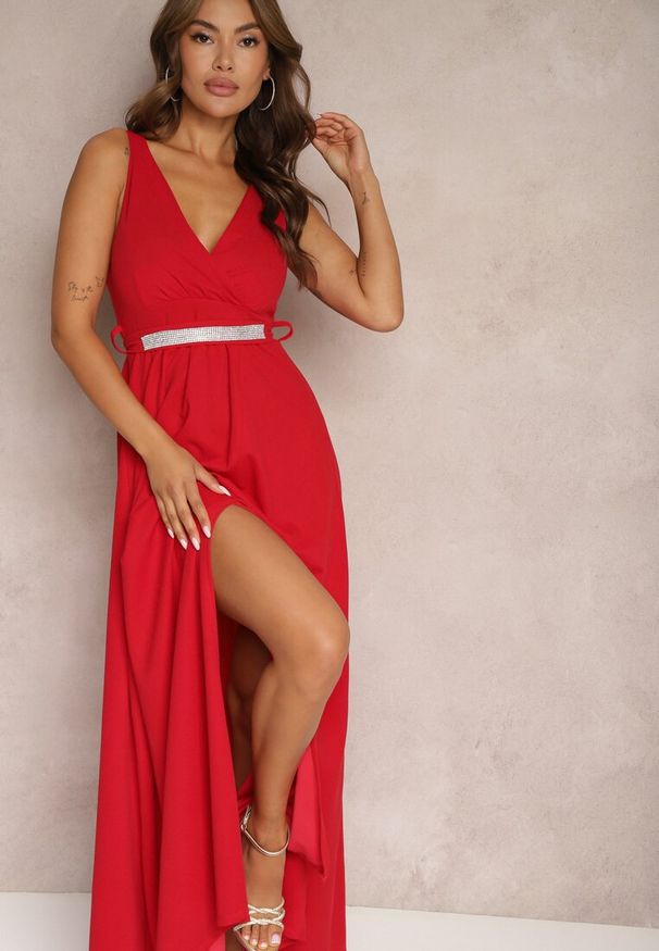 Renee - Bordowa Rozkloszowana Sukienka z Wycięciem i Paskiem w Cyrkonie Elineta. Kolor: czerwony. Materiał: materiał. Styl: elegancki