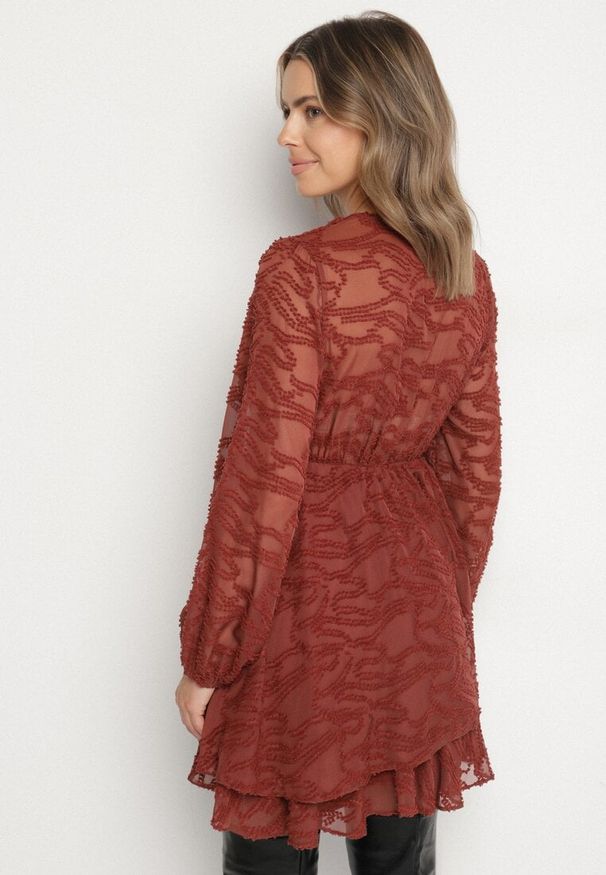 Born2be - Czerwona Siateczkowa Sukienka o Rozkloszowanym Kroju Zdobiona Tłoczeniem Zenesava. Okazja: na co dzień. Typ kołnierza: dekolt w serek. Kolor: czerwony. Materiał: poliester. Wzór: aplikacja. Sezon: lato. Typ sukienki: rozkloszowane. Styl: elegancki, klasyczny, casual