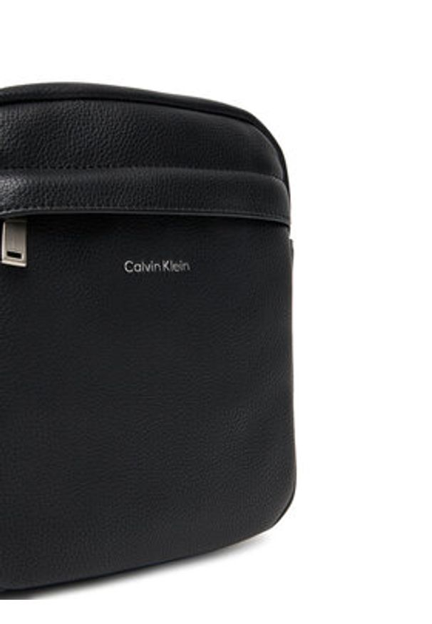 Calvin Klein Saszetka Raised Reporter LV04D3160G Czarny. Kolor: czarny. Materiał: skóra