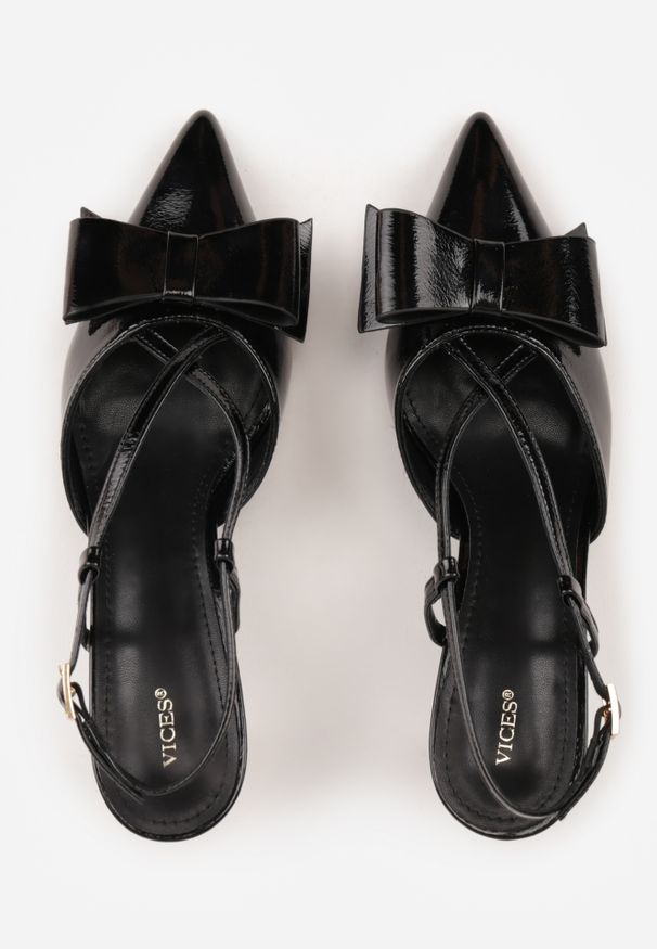 Renee - Czarne Szpilki VICES z Aplikacją w Kształcie Kokardy Evithe. Nosek buta: szpiczasty. Zapięcie: sprzączka. Kolor: czarny. Materiał: skóra, lakier. Wzór: aplikacja. Sezon: lato. Obcas: na szpilce. Wysokość obcasa: średni