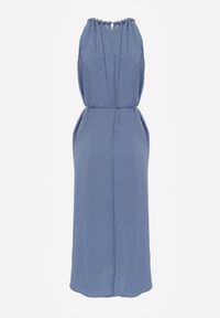 Renee - Niebieska Sukienka Bez Rękawów z Wiskozy z Ozdobnym Dekoltem i Wiązaniem w Talii Azeira. Okazja: na co dzień. Kolekcja: plus size. Kolor: niebieski. Materiał: wiskoza. Długość rękawa: bez rękawów. Typ sukienki: dla puszystych. Styl: casual #5