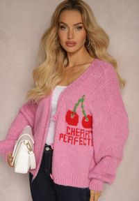 Renee - Fuksjowy Kardigan z Domieszką Wełny z Napisem i Wiśnią Benana. Okazja: na co dzień. Kolor: różowy. Materiał: wełna. Długość rękawa: na ramiączkach. Wzór: napisy. Styl: casual #5