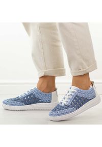 Niebieskie koronkowe półbuty damskie DiA 5951. Okazja: na co dzień. Zapięcie: sznurówki. Kolor: niebieski. Materiał: tkanina, skóra. Szerokość cholewki: normalna. Sezon: wiosna, jesień, lato. Styl: casual, elegancki, klasyczny #1