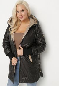 Born2be - Czarna Kurtka Pikowana o Dłuższym Fasonie z Nieodpinanym Kapturem Frolselia. Okazja: na co dzień. Kolekcja: plus size. Kolor: czarny. Materiał: jeans. Długość: długie. Styl: casual, elegancki #4