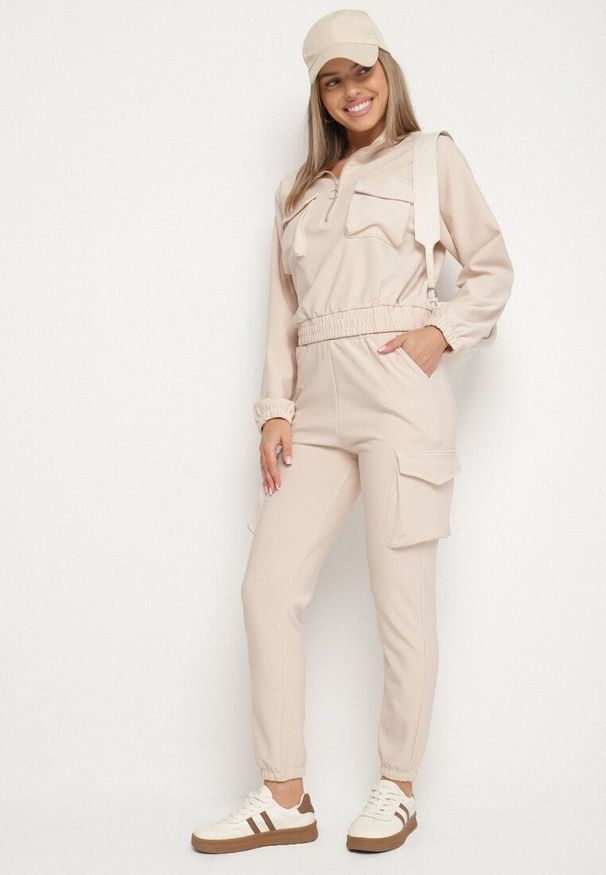 Born2be - Beżowy Komplet Dresowy w Stylu Cargo Bluza na Suwak i Joggery Sitene. Kolor: beżowy. Materiał: dresówka. Sport: turystyka piesza