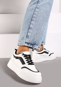 Renee - Biało-Czarne Casualowe Sneakersy na Płaskiej Podeszwie Ozdobione Paskami Vlivana. Okazja: na co dzień. Zapięcie: pasek. Kolor: biały. Materiał: jeans. Wzór: aplikacja. Sezon: lato. Obcas: na płaskiej podeszwie #1