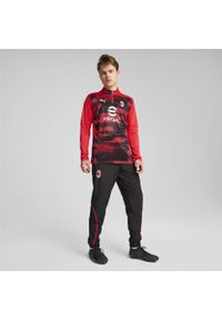 Puma - Męskie tkane spodnie przedmeczowe z tkaniny AC Milan PUMA Black For All Time Red. Kolor: czerwony, wielokolorowy, czarny. Materiał: tkanina