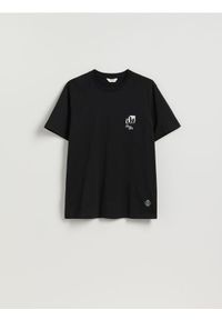 Reserved - T-shirt regular fit z nadrukiem - czarny. Kolor: czarny. Materiał: bawełna, dzianina. Wzór: nadruk #1