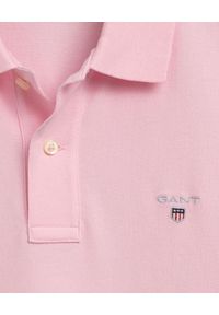 GANT - Różowa koszulka polo. Okazja: na spacer. Typ kołnierza: polo. Kolor: różowy, wielokolorowy, fioletowy. Materiał: bawełna, prążkowany. Sezon: wiosna. Styl: klasyczny, wakacyjny, elegancki #2