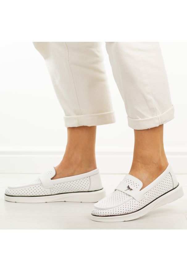 Białe ażuowe skórzane mokasyny damskie Vinceza 93221. Okazja: na co dzień. Nosek buta: okrągły. Kolor: biały. Materiał: skóra. Szerokość cholewki: normalna. Sezon: wiosna, lato, jesień. Styl: casual