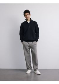 Reserved - Spodnie loose fit - szary. Kolor: szary. Materiał: dzianina, wiskoza