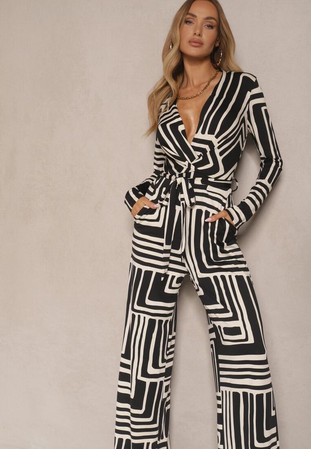 Renee - Czarny Kombinezon z Kopertowym Dekoltem z Geometrycznym Motywem Zarrives. Okazja: na co dzień. Kolor: czarny. Materiał: skóra. Wzór: geometria. Styl: elegancki, casual