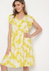 Born2be - Żółta Bawełniana Sukienka o Rozkloszowanym Kroju w Kwiaty Libella. Okazja: na co dzień, do pracy. Kolor: żółty. Materiał: bawełna. Wzór: kwiaty. Typ sukienki: rozkloszowane, proste. Styl: casual, elegancki #1