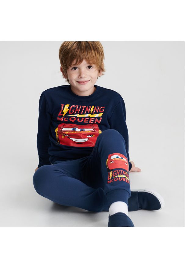 Sinsay - Spodnie dresowe Auta - Granatowy. Kolor: niebieski. Materiał: dresówka