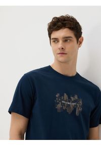 Reserved - T-shirt regular z nadrukiem - granatowy. Kolor: niebieski. Materiał: dzianina, bawełna. Wzór: nadruk #1