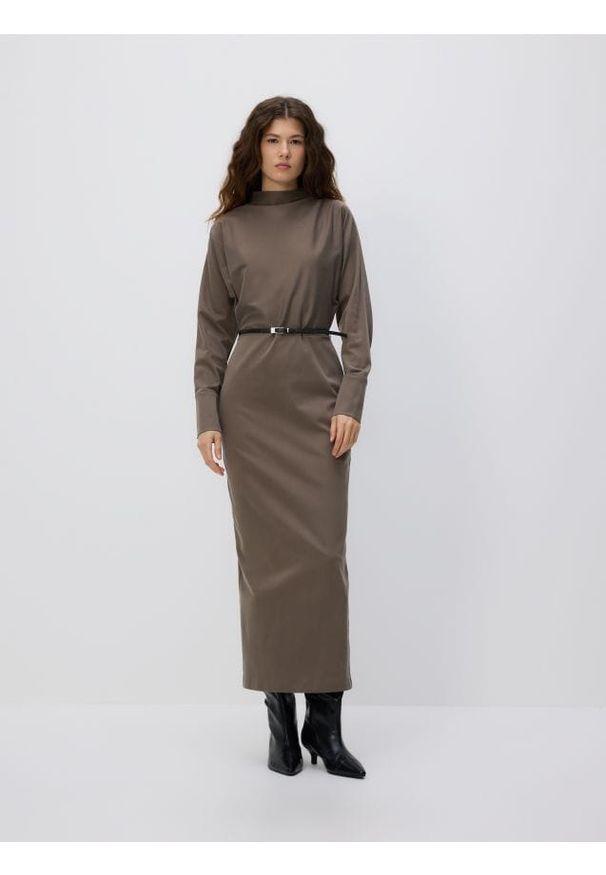 Reserved - Sukienka z paskiem - beżowy. Kolor: beżowy. Materiał: tkanina, bawełna. Wzór: gładki